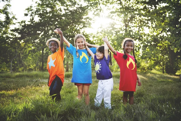 Multi-etnisch kinderen buitenshuis — Stockfoto