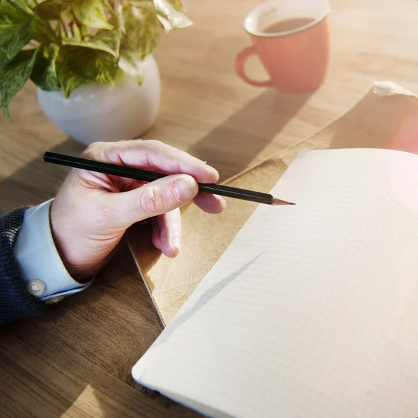 Hombre de negocios escribiendo en cuaderno —  Fotos de Stock