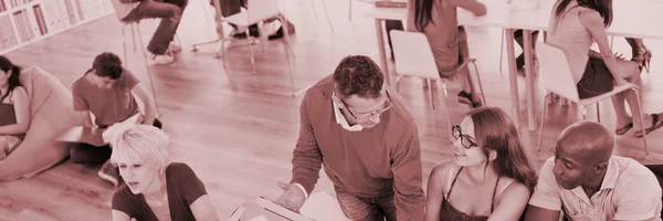 Estudiantes Estudiando en el aula — Foto de Stock