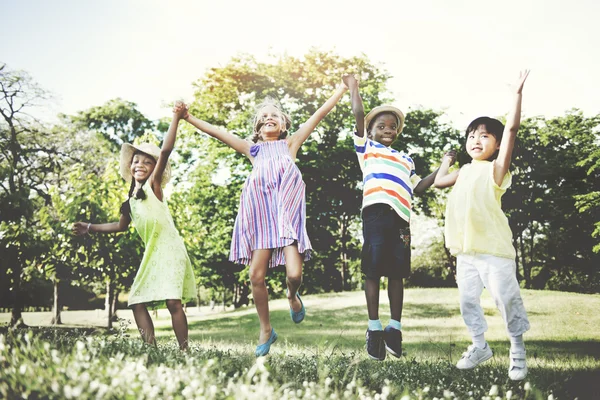 Niños multiétnicos al aire libre —  Fotos de Stock