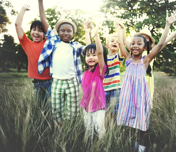 Niños jugando al aire libre —  Fotos de Stock