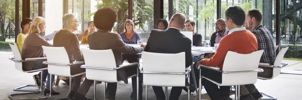 Empresários na mesa de reuniões — Fotografia de Stock