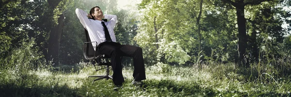 Businessman Relaxation in nature — Stock Photo, Image