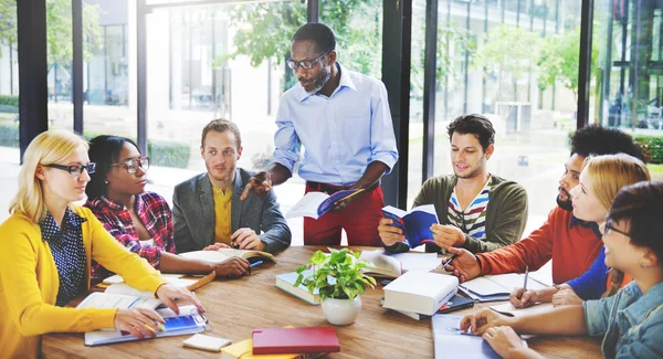 Diversiteit mensen brainstormen — Stockfoto