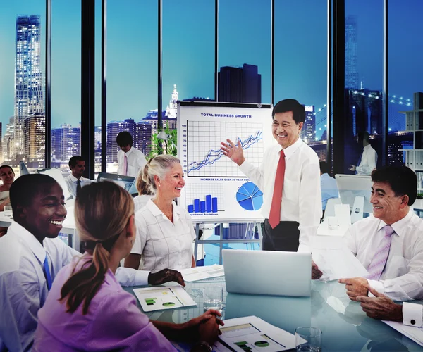 Les gens d'affaires travaillant dans le bureau — Photo