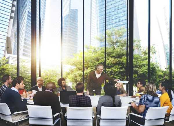 Grupp affärsmän vid mötet — Stockfoto