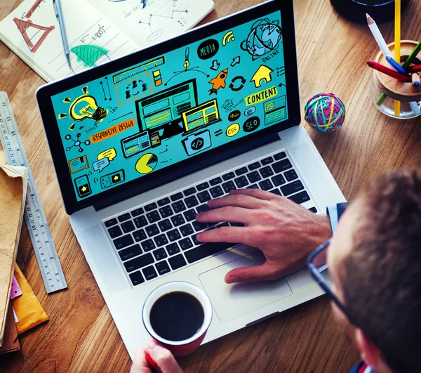 Homem digitando no teclado — Fotografia de Stock