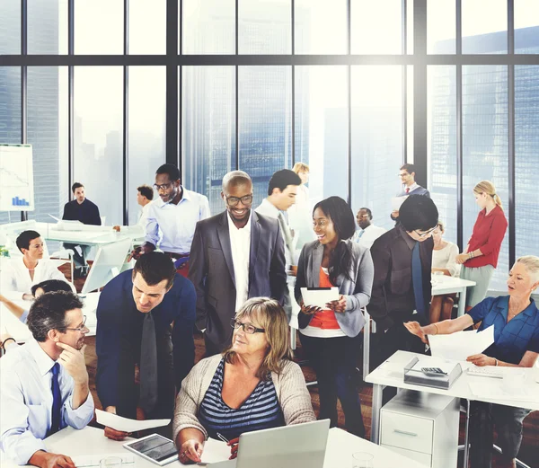 Geschäftsteam arbeitet zusammen — Stockfoto