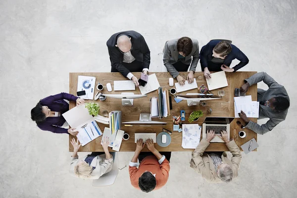 Groep van ondernemers die werkzaam zijn — Stockfoto