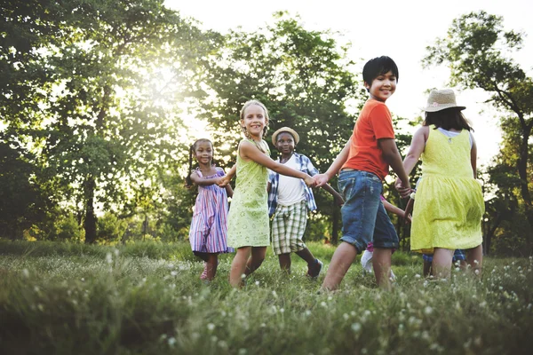 Niños jugando al aire libre — Foto de Stock