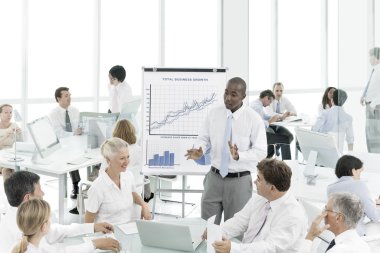 İş ekibi birlikte çalışıyor.