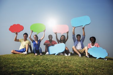 Genç arkadaşlar açık havada 