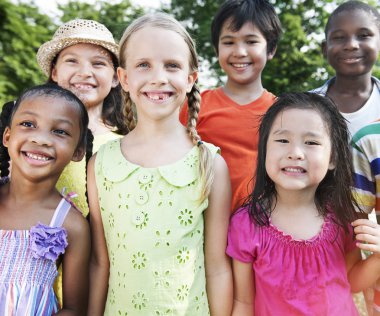 çok etnik çocuklar açık havada