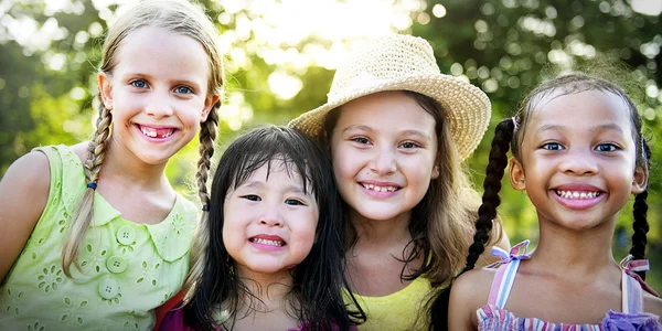 Niños multiétnicos al aire libre — Foto de Stock