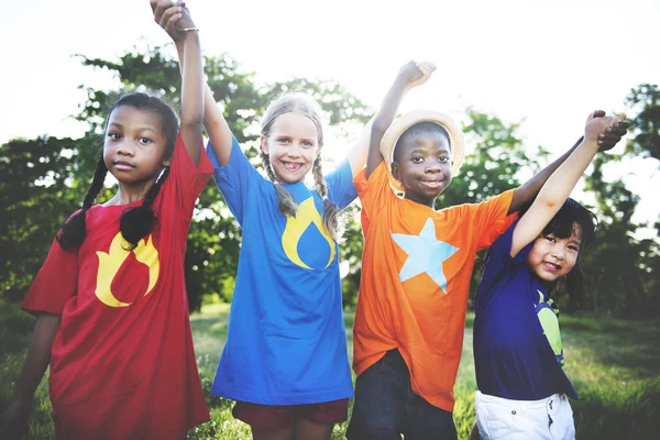 Multi-etnisch kinderen buitenshuis — Stockfoto