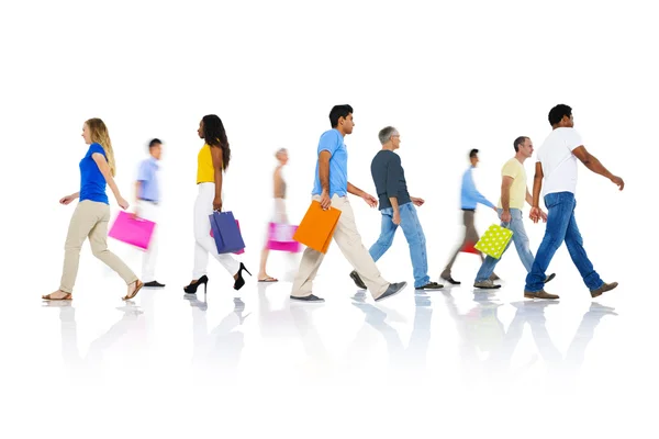 Różnorodność grupy ludzi chodzących — Zdjęcie stockowe
