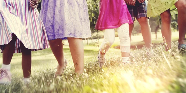 Niños jugando al aire libre — Foto de Stock