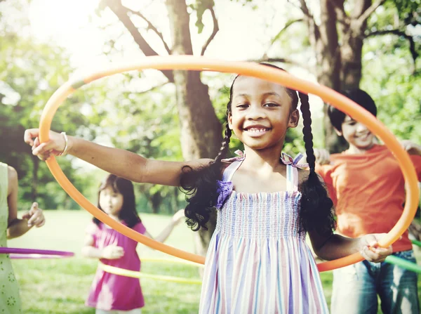 Hildren play with hula hoops — Stock Photo, Image