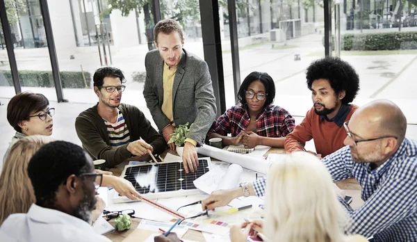 Mensen uit het bedrijfsleven bespreken Solar Power milieu Concept — Stockfoto