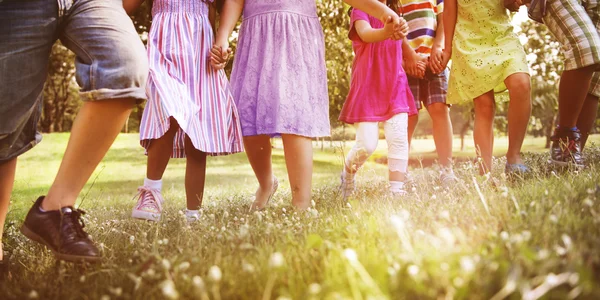 Niños jugando al aire libre — Foto de Stock