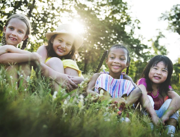 Niños multiétnicos al aire libre — Foto de Stock