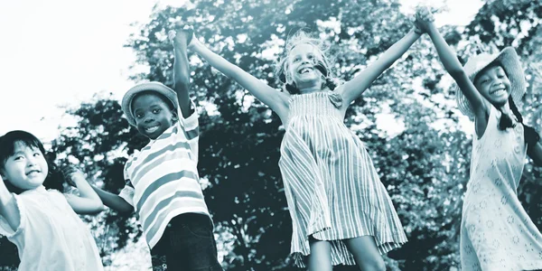 Мультиэтнические дети на открытом воздухе — стоковое фото