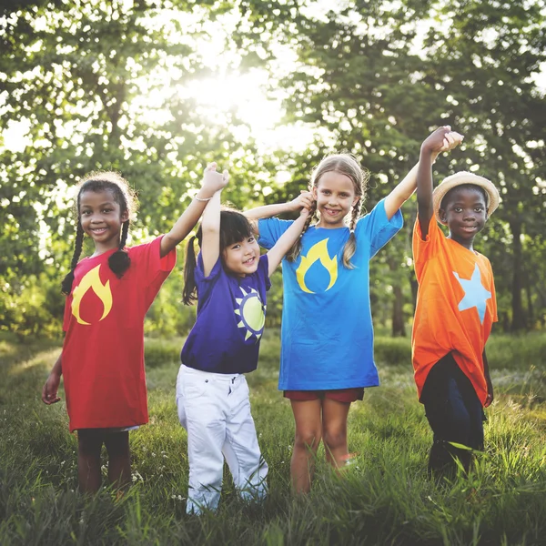 Bambini multietnici all'aperto — Foto Stock