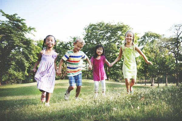 Niños jugando al aire libre — Foto de Stock