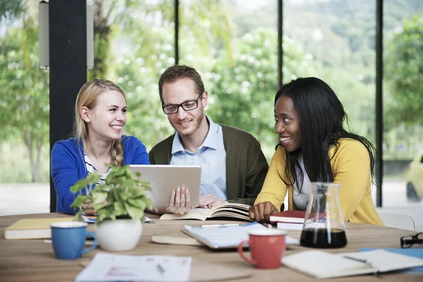 Estudiantes aprendiendo en la cafetería — Foto de Stock