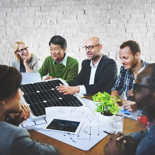 Geschäftsleute diskutieren über Solarenergie-Umweltkonzept — Stockfoto