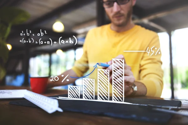 Mann analysiert Lösung der Mathematik — Stockfoto