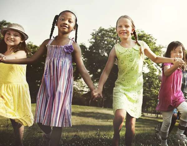 Niños jugando al aire libre — Foto de Stock