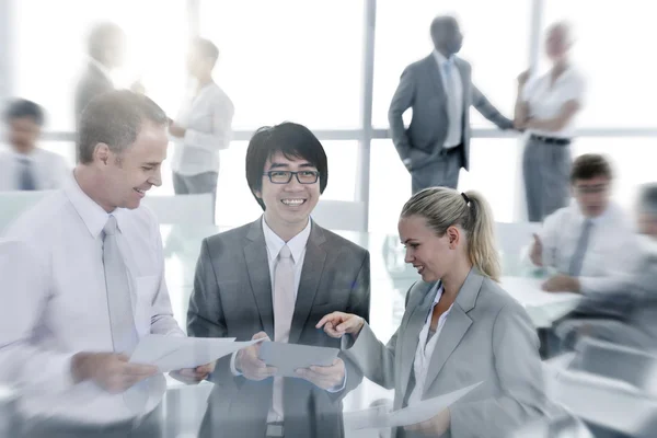 Geschäftsleute, die im Büro arbeiten — Stockfoto