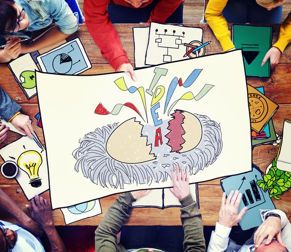 Collega's bespreken tijdens de bijeenkomst — Stockfoto