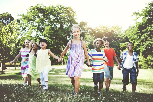 Multiethnische Kinder im Freien — Stockfoto