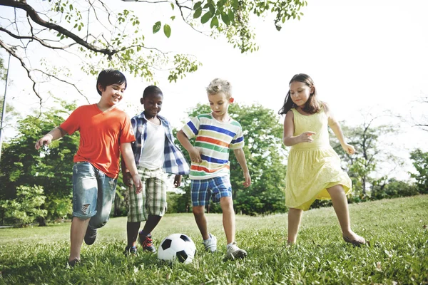 Los niños juegan fútbol —  Fotos de Stock