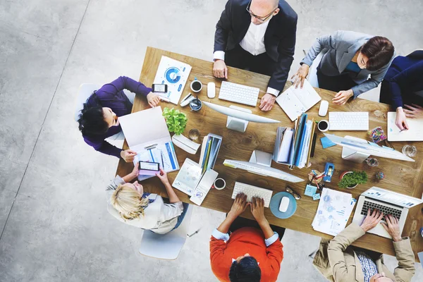 Groep van ondernemers die werkzaam zijn — Stockfoto