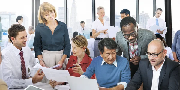 Equipo empresarial trabajando juntos — Foto de Stock