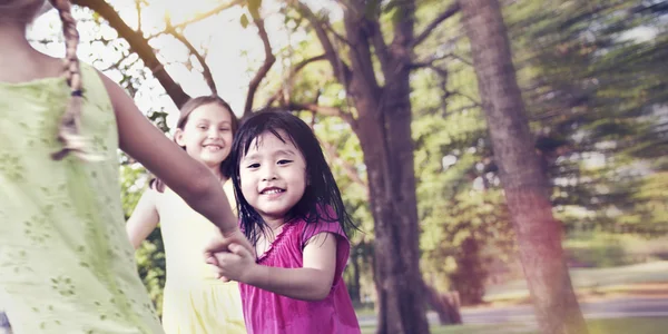 Niños jugando al aire libre —  Fotos de Stock