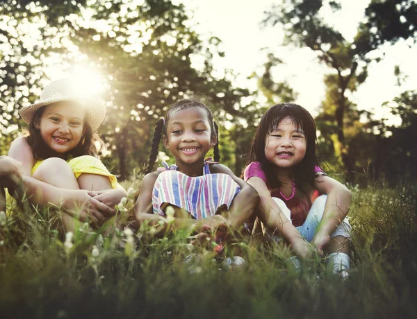 Enfants multiethniques à l'extérieur — Photo