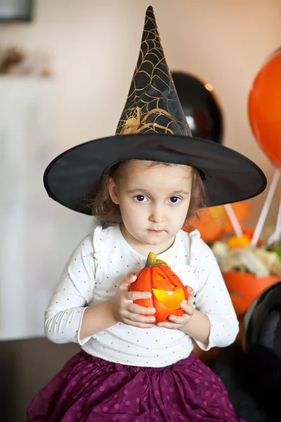 Śmieszne dziecko dziewczyna w strój czarownicy na Halloween — Zdjęcie stockowe