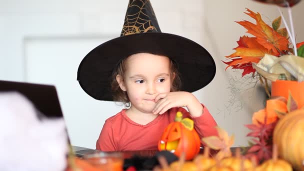 Rolig Barn Flicka Häxa Kostym För Halloween Med Hjälp Digital — Stockvideo