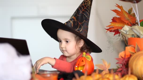 Menina Engraçada Traje Bruxa Para Halloween Usando Notebook Tablet Digital — Vídeo de Stock