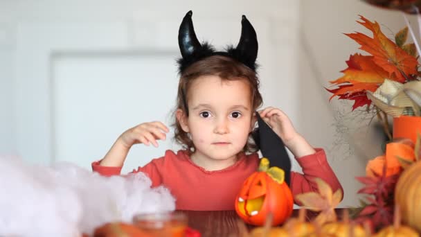 Divertida Niña Traje Malvado Para Halloween Tratando Ponerse Una Máscara — Vídeos de Stock