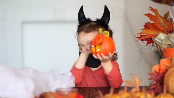 Niña divertida en traje malvado para Halloween — Vídeos de Stock