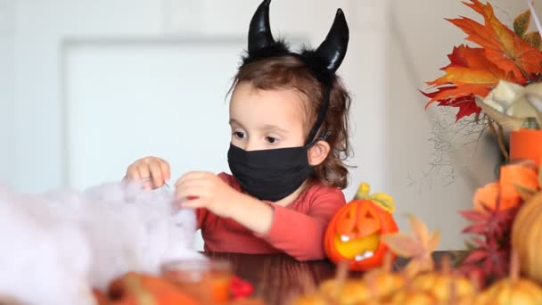 Niña divertida en traje malvado para Halloween — Vídeos de Stock