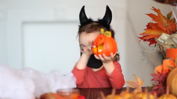 Niña Divertida Traje Malvado Para Halloween — Vídeos de Stock