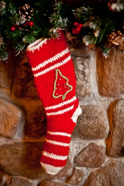 Bouillon tricoté rouge Noël sur fond de cheminée — Photo