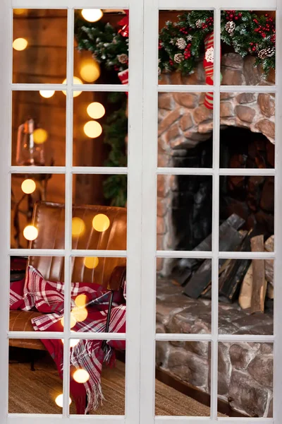 Intérieur décoré pour Noël. Fauteuil et cheminée avec chaussettes par la fenêtre — Photo
