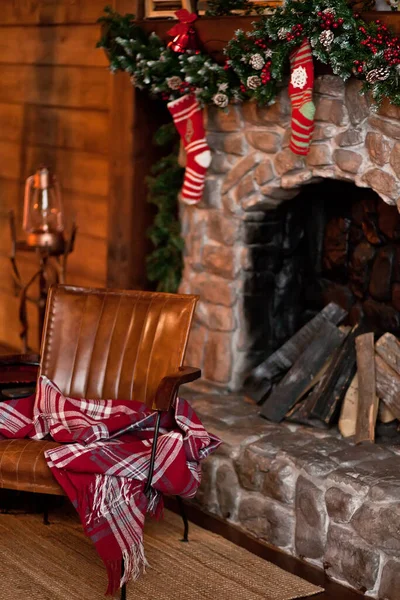 Intérieur décoré pour Noël. Fauteuil et cheminée avec chaussettes. — Photo